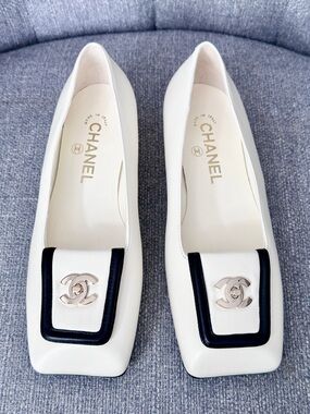 NEW CHANEL BLAZY WHITE SQUARE TOE LEATHER FLATS WITH GOLD TURN LOCK CC LOGO 38C